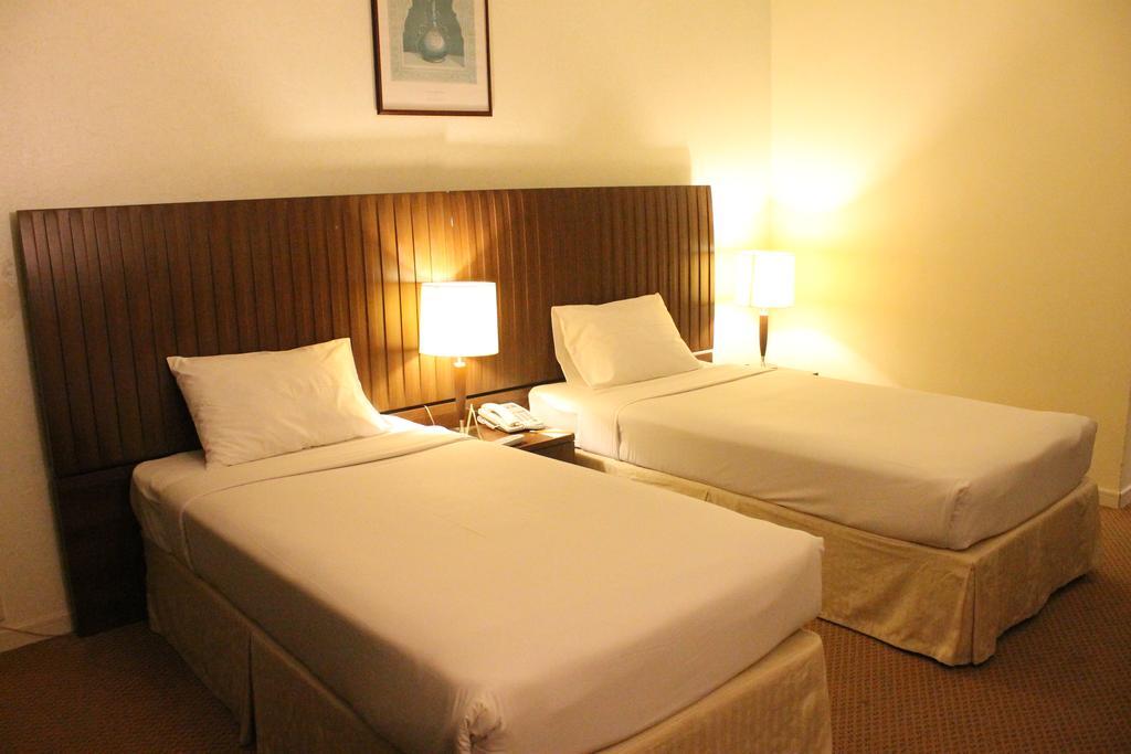 Ramada By Wyndham Beach Hotel Ajman Exterior photo
